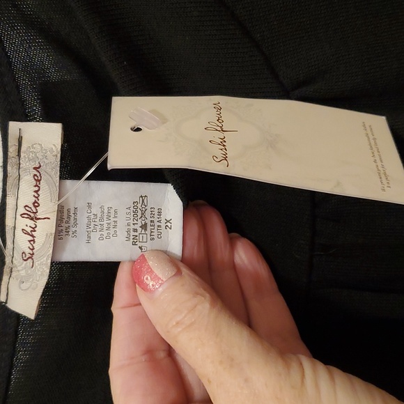 SALE NWT SushiFlowers Black Top 2X - Picture 2 of 5